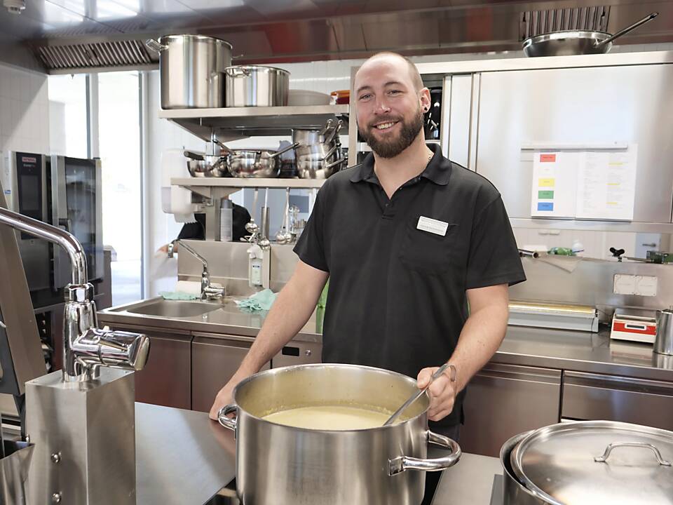Gastronomieleiter Florian Holenstein kocht in der Küche des Zentrums Rheinauen