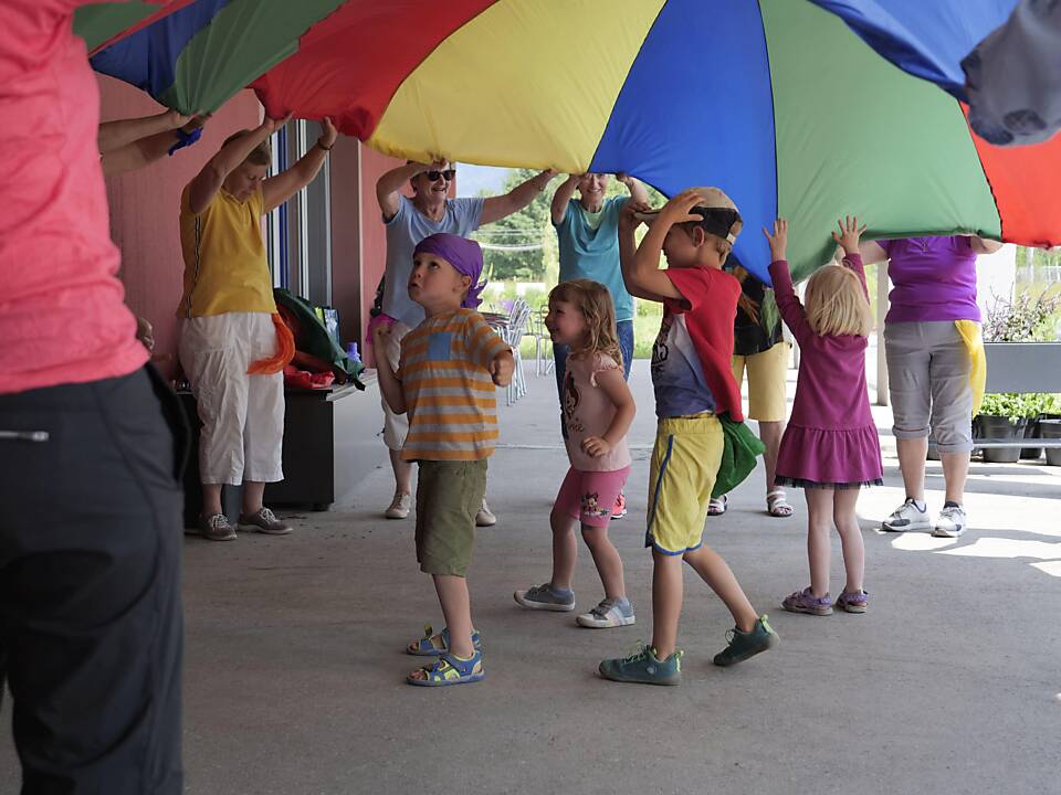 Kinder und Erwachsene turnen miteinander beim Hoppla-Fit